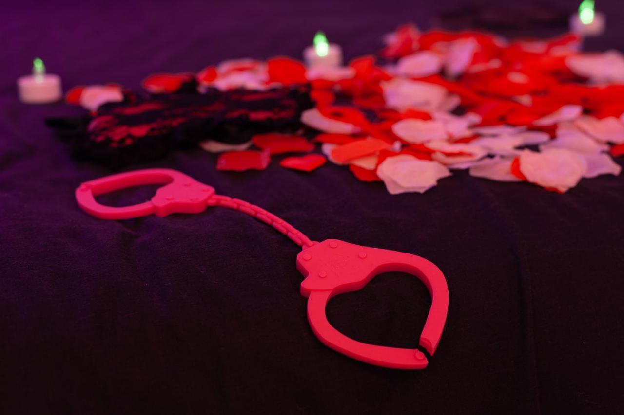 Love Room Avec Balneo Toulon Exterior photo