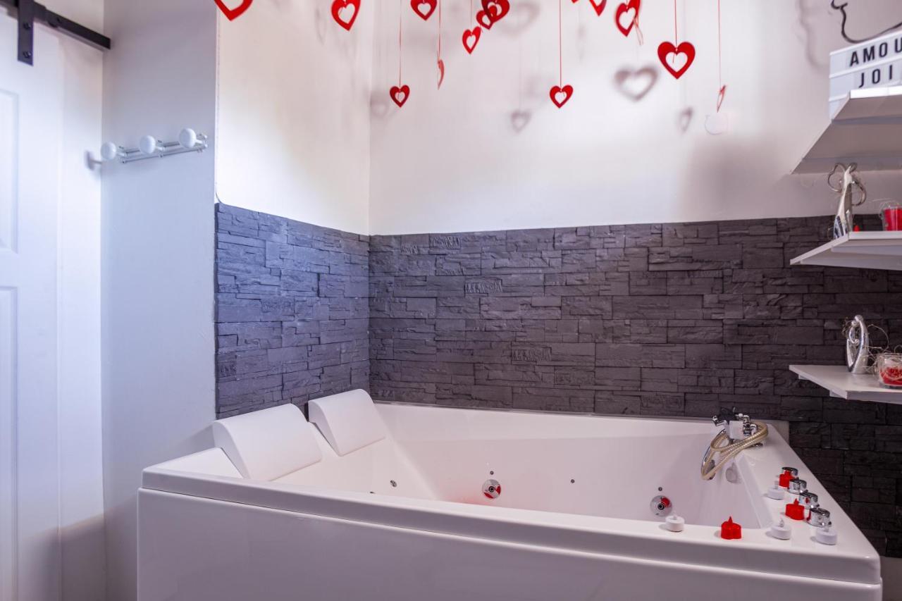 Love Room Avec Balneo Toulon Exterior photo
